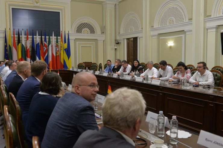 Голови комітетів Верховної Ради України зустрілися з делегацією об’єднання міжнародних парламентаріїв United for Ukraine (U4U).
Парламентарії прибули з понад десяти країн (Польщі, Литви, Естонії Бельгії, Німеччини, Швеції, Іспанії, Португалії, Ірландії, Ісландії, Фінляндії, Австрії, Болгарії та  Канади), аби підтримати Україну та привітати її з Днем Незалежності.
Голова Комітету Верховної Ради України з питань зовнішньої політики та міжпарламентського співробітництва Олександр Мережко.
заступниця Голови Комітету Верховної Ради України з питань інтеграції України до Європейського Союзу, Керівник Постійної делегації Верховної Ради України у ПАРЄ Марія Мезенцева.
Голова Комітету Верховної Ради України з питань інтеграції України до Європейського Союзу Іванна Климпуш-Цинцадзе.
членкиня Комітету у закордонних справах Риксдагу Королівства Швеція Катаріна Толгфорс.
