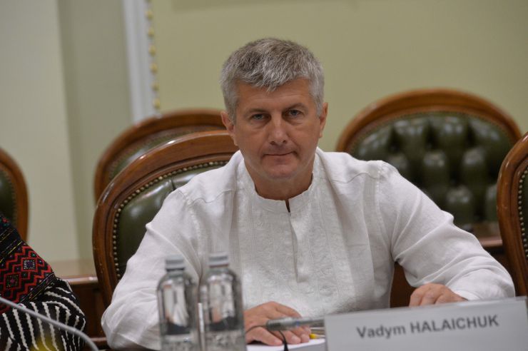 Голови комітетів Верховної Ради України зустрілися з делегацією об’єднання міжнародних парламентаріїв United for Ukraine (U4U).
Парламентарії прибули з понад десяти країн (Польщі, Литви, Естонії Бельгії, Німеччини, Швеції, Іспанії, Португалії, Ірландії, Ісландії, Фінляндії, Австрії, Болгарії та  Канади), аби підтримати Україну та привітати її з Днем Незалежності.
Голова Комітету Верховної Ради України з питань зовнішньої політики та міжпарламентського співробітництва Олександр Мережко.
заступниця Голови Комітету Верховної Ради України з питань інтеграції України до Європейського Союзу, Керівник Постійної делегації Верховної Ради України у ПАРЄ Марія Мезенцева.
Голова Комітету Верховної Ради України з питань інтеграції України до Європейського Союзу Іванна Климпуш-Цинцадзе.
членкиня Комітету у закордонних справах Риксдагу Королівства Швеція Катаріна Толгфорс.
