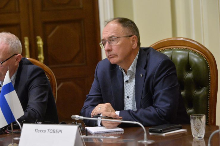 Голови комітетів Верховної Ради України зустрілися з делегацією об’єднання міжнародних парламентаріїв United for Ukraine (U4U).
Парламентарії прибули з понад десяти країн (Польщі, Литви, Естонії Бельгії, Німеччини, Швеції, Іспанії, Португалії, Ірландії, Ісландії, Фінляндії, Австрії, Болгарії та  Канади), аби підтримати Україну та привітати її з Днем Незалежності.
Голова Комітету Верховної Ради України з питань зовнішньої політики та міжпарламентського співробітництва Олександр Мережко.
заступниця Голови Комітету Верховної Ради України з питань інтеграції України до Європейського Союзу, Керівник Постійної делегації Верховної Ради України у ПАРЄ Марія Мезенцева.
Голова Комітету Верховної Ради України з питань інтеграції України до Європейського Союзу Іванна Климпуш-Цинцадзе.
членкиня Комітету у закордонних справах Риксдагу Королівства Швеція Катаріна Толгфорс.
