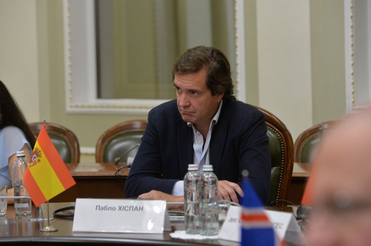Голови комітетів Верховної Ради України зустрілися з делегацією об’єднання міжнародних парламентаріїв United for Ukraine (U4U).
Парламентарії прибули з понад десяти країн (Польщі, Литви, Естонії Бельгії, Німеччини, Швеції, Іспанії, Португалії, Ірландії, Ісландії, Фінляндії, Австрії, Болгарії та  Канади), аби підтримати Україну та привітати її з Днем Незалежності.
Голова Комітету Верховної Ради України з питань зовнішньої політики та міжпарламентського співробітництва Олександр Мережко.
заступниця Голови Комітету Верховної Ради України з питань інтеграції України до Європейського Союзу, Керівник Постійної делегації Верховної Ради України у ПАРЄ Марія Мезенцева.
Голова Комітету Верховної Ради України з питань інтеграції України до Європейського Союзу Іванна Климпуш-Цинцадзе.
членкиня Комітету у закордонних справах Риксдагу Королівства Швеція Катаріна Толгфорс.
