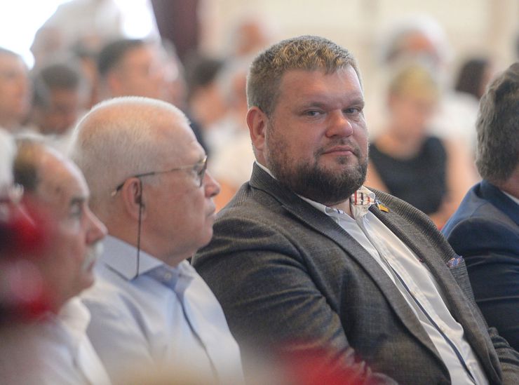 Перший заступник Голови Верховної Ради України Олександр Корнієнко взяв участь в урочистостях із нагоди 125-річчя Київського політехнічного інституту імені Ігоря Сікорського.
Під час заходу Перший віцеспікер нагородив відзнаками працівників закладу, зокрема, Почесною Грамотою Верховної Ради України — головного інженера ОКБ «ШТОРМ» Сергія Пуха та Грамотою Верховної Ради України — завідувача кафедри обчислювальної техніки факультету інформатики та обчислювальної техніки Сергія Стіренка «за вагомий внесок у розвиток сфери освіти і науки, високі виробничі та наукові досягнення, сумлінну працю та професійні досягнення, плідну наукову, науково-педагогічну та педагогічну діяльність, досягнуті успіхи у справі навчання та виховання підростаючого покоління та з нагоди 125-річчя КПІ ім. Ігоря Сікорського».
В урочистостях також взяли участь народні депутати України: Голова підкомітету з питань вищої освіти Комітету з питань освіти, науки та інновацій Юлія Гришина, член Комітету з питань освіти, науки та інновацій Роман Грищук та член Комітету з питань організації державної влади, місцевого самоврядування, регіональної розвитку та містобудування Андрій Клочко.

