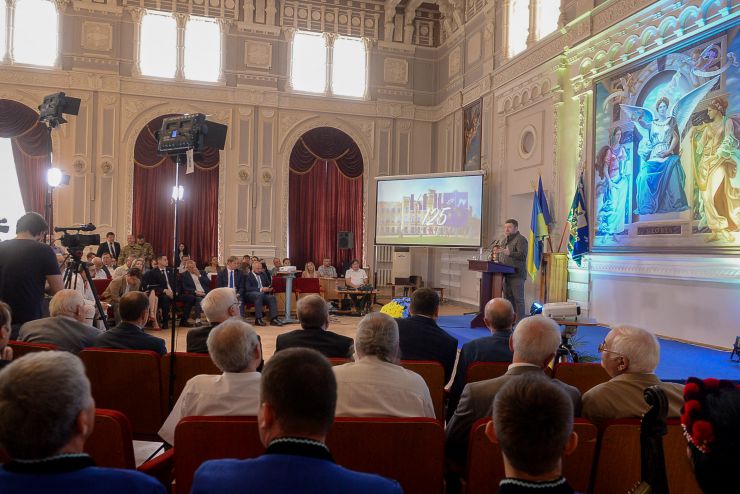 Перший заступник Голови Верховної Ради України Олександр Корнієнко взяв участь в урочистостях із нагоди 125-річчя Київського політехнічного інституту імені Ігоря Сікорського.
Під час заходу Перший віцеспікер нагородив відзнаками працівників закладу, зокрема, Почесною Грамотою Верховної Ради України — головного інженера ОКБ «ШТОРМ» Сергія Пуха та Грамотою Верховної Ради України — завідувача кафедри обчислювальної техніки факультету інформатики та обчислювальної техніки Сергія Стіренка «за вагомий внесок у розвиток сфери освіти і науки, високі виробничі та наукові досягнення, сумлінну працю та професійні досягнення, плідну наукову, науково-педагогічну та педагогічну діяльність, досягнуті успіхи у справі навчання та виховання підростаючого покоління та з нагоди 125-річчя КПІ ім. Ігоря Сікорського».
В урочистостях також взяли участь народні депутати України: Голова підкомітету з питань вищої освіти Комітету з питань освіти, науки та інновацій Юлія Гришина, член Комітету з питань освіти, науки та інновацій Роман Грищук та член Комітету з питань організації державної влади, місцевого самоврядування, регіональної розвитку та містобудування Андрій Клочко.
