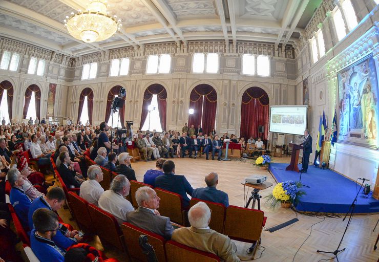 Перший заступник Голови Верховної Ради України Олександр Корнієнко взяв участь в урочистостях із нагоди 125-річчя Київського політехнічного інституту імені Ігоря Сікорського.
Під час заходу Перший віцеспікер нагородив відзнаками працівників закладу, зокрема, Почесною Грамотою Верховної Ради України — головного інженера ОКБ «ШТОРМ» Сергія Пуха та Грамотою Верховної Ради України — завідувача кафедри обчислювальної техніки факультету інформатики та обчислювальної техніки Сергія Стіренка «за вагомий внесок у розвиток сфери освіти і науки, високі виробничі та наукові досягнення, сумлінну працю та професійні досягнення, плідну наукову, науково-педагогічну та педагогічну діяльність, досягнуті успіхи у справі навчання та виховання підростаючого покоління та з нагоди 125-річчя КПІ ім. Ігоря Сікорського».
В урочистостях також взяли участь народні депутати України: Голова підкомітету з питань вищої освіти Комітету з питань освіти, науки та інновацій Юлія Гришина, член Комітету з питань освіти, науки та інновацій Роман Грищук та член Комітету з питань організації державної влади, місцевого самоврядування, регіональної розвитку та містобудування Андрій Клочко.
