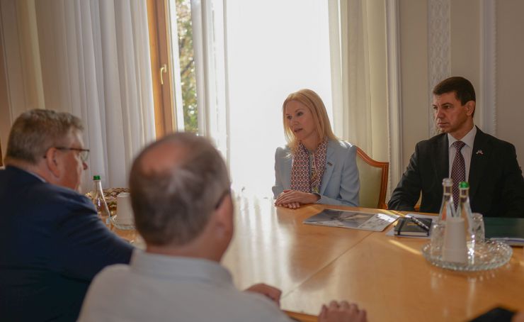 Заступниця Голови Верховної Ради України Олена Кондратюк зустрілася з Послом Латвії в Україні Ілгварсом Клявою та делегацією латвійських підприємців, які беруть активну участь у наданні допомоги Україні.