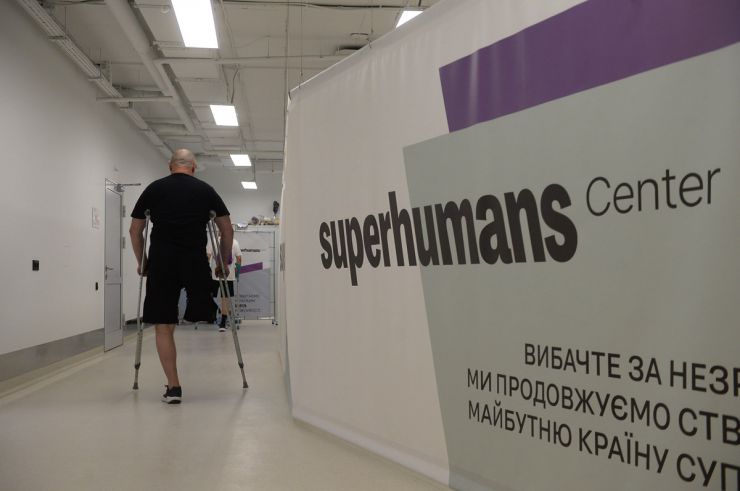 Перший заступник Голови Верховної Ради України Олександр Корнієнк у Львові відвідав Superhumans Center — всеукраїнський сучасний центр з протезування, реконструктивної хірургії, реабілітації та психологічної підтримки постраждалих від війни дорослих і дітей.