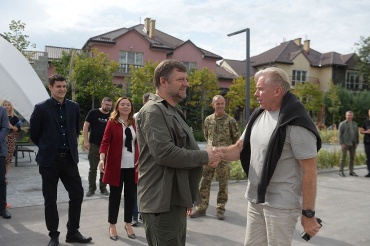 Перший заступник Голови Верховної Ради України Олександр Корнієнк у Львові відвідав Superhumans Center — всеукраїнський сучасний центр з протезування, реконструктивної хірургії, реабілітації та психологічної підтримки постраждалих від війни дорослих і дітей.
