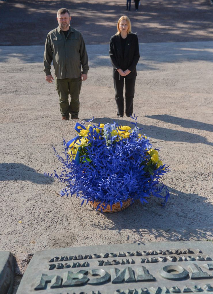 Перший заступник Голови Верховної Ради Олександр Корнієнко разом із заступницею Голови Верховної Ради Оленою Кондратюк та колегами по парламенту вшанували пам’ять жертв трагедії Бабиного Яру