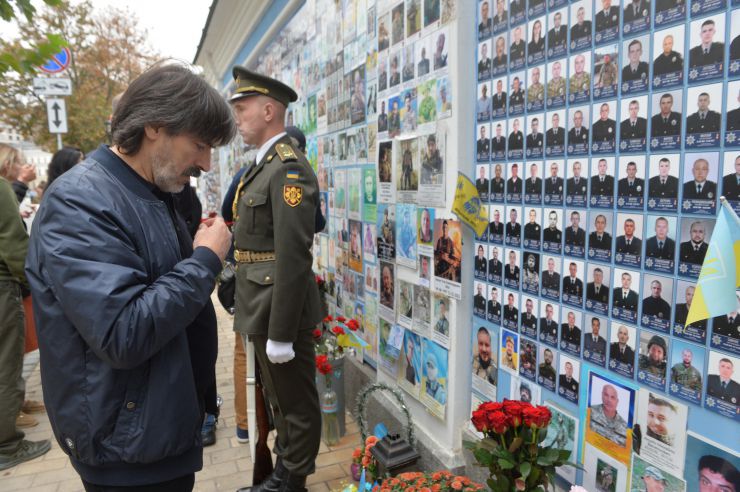 У День захисників і захисниць України Заступниця Голови Верховної Ради Олена Кондратюк разом із представниками всіх фракцій та керівниками комітетів Парламенту, народними депутатами, апарату ВРУ вшанували пам'ять Захисників і Захисниць України і поклали квіти до Стіни Пам'яті на Михайлівській площі у Києві.