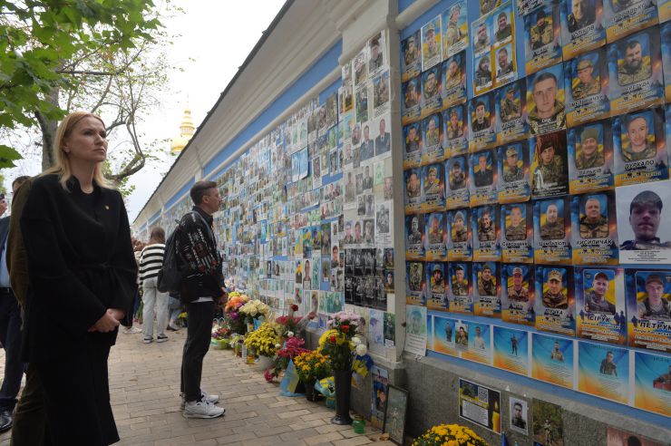 У День захисників і захисниць України Заступниця Голови Верховної Ради Олена Кондратюк разом із представниками всіх фракцій та керівниками комітетів Парламенту, народними депутатами, апарату ВРУ вшанували пам'ять Захисників і Захисниць України і поклали квіти до Стіни Пам'яті на Михайлівській площі у Києві.