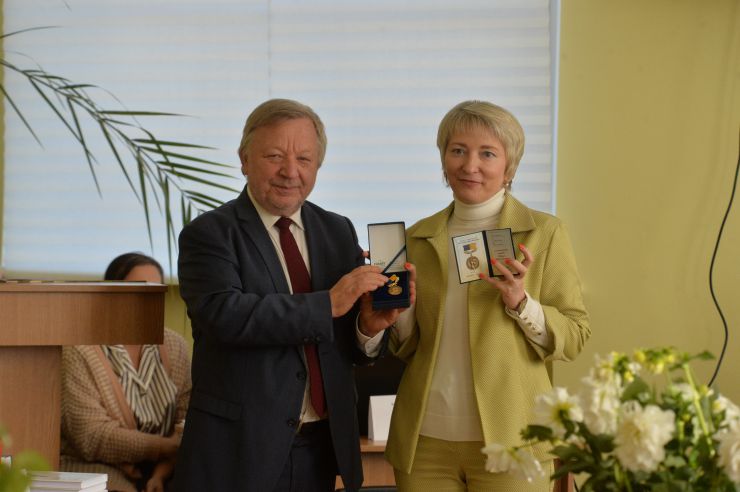 У Національній бібліотеці України імені Володимира Вернадського в Києві відкрито пам'ятну таблицю Ґарету Джонсу, валлійському журналісту, який одним з перших розповів світові правду про Голодомор-геноцид українців у 1930-х роках. Від імені мецената, відомого історика українського походження з Канади Любомира-Ярослава Луцюка Бібліотеці передано електронний архів Ґарета Джонса, який став надбанням книгозбірні. 
В рамках події директор Навчально-наукового інституту журналістики Шевченкового університету Володимир Різун та професор Юрій Бондар вручили почесні відзнаки «Медаль Ґарета Джонса «Правда і Честь» лауреатам 2023-го і попередніх років.  Володимир Різун, Марина Женченко