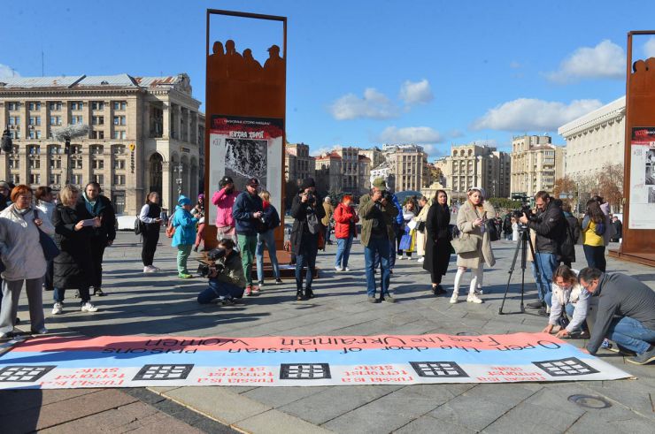 На Майдані Незалежності у Києві відбулася акція на підтримку полонених, зокрема, українських жінок-політично ув'язнених, переслідуваних росією. 17 жовтня 2022 року відбувся «великий жіночий обмін» полоненими. Тоді додому повернулися 108 жінок. У день річниці обміну ініціаторка заходу правозахисниця і журналістка Людмила Гусейнова, яка перебувала у неволі 3 роки і 13 днів, організувала захід на підтримку цивільних полонених жінок, які все ще залишаються в полоні та зазнають фізичного і сексуального насильства.
