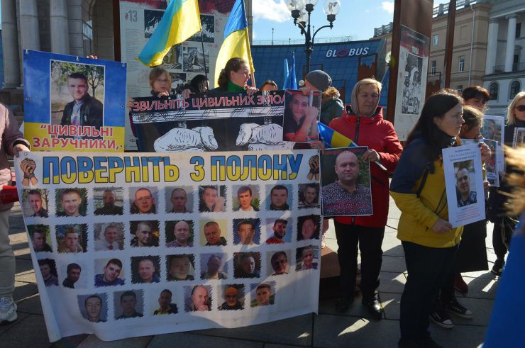 На Майдані Незалежності у Києві відбулася акція на підтримку полонених, зокрема, українських жінок-політично ув'язнених, переслідуваних росією. 17 жовтня 2022 року відбувся «великий жіночий обмін» полоненими. Тоді додому повернулися 108 жінок. У день річниці обміну ініціаторка заходу правозахисниця і журналістка Людмила Гусейнова, яка перебувала у неволі 3 роки і 13 днів, організувала захід на підтримку цивільних полонених жінок, які все ще залишаються в полоні та зазнають фізичного і сексуального насильства.