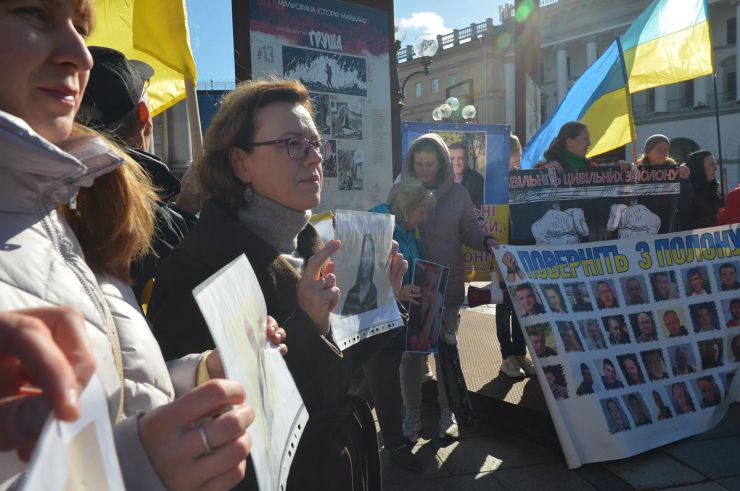 На Майдані Незалежності у Києві відбулася акція на підтримку полонених, зокрема, українських жінок-політично ув'язнених, переслідуваних росією. 17 жовтня 2022 року відбувся «великий жіночий обмін» полоненими. Тоді додому повернулися 108 жінок. У день річниці обміну ініціаторка заходу правозахисниця і журналістка Людмила Гусейнова, яка перебувала у неволі 3 роки і 13 днів, організувала захід на підтримку цивільних полонених жінок, які все ще залишаються в полоні та зазнають фізичного і сексуального насильства.