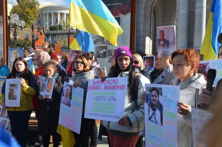 На Майдані Незалежності у Києві відбулася акція на підтримку полонених, зокрема, українських жінок-політично ув'язнених, переслідуваних росією. 17 жовтня 2022 року відбувся «великий жіночий обмін» полоненими. Тоді додому повернулися 108 жінок. У день річниці обміну ініціаторка заходу правозахисниця і журналістка Людмила Гусейнова, яка перебувала у неволі 3 роки і 13 днів, організувала захід на підтримку цивільних полонених жінок, які все ще залишаються в полоні та зазнають фізичного і сексуального насильства.