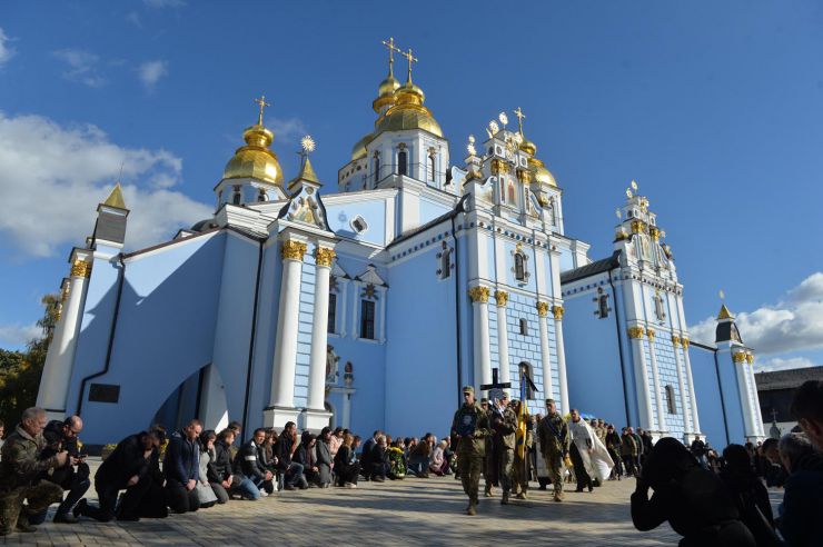 17 жовтня 2023 року у Михайлівському соборі Києва попрощалися із загиблим воїном Іллею Долматовим. Каховчанин Ілля Долматов з позивним 