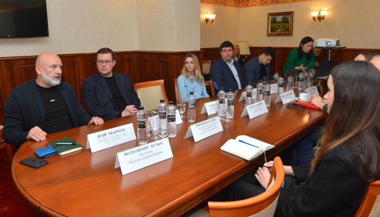 Відбулося засідання підкомітету взаємодії держави і бізнесу та інвестицій Комітету з питань економічного розвитку за участю представників профільного міністерства і бізнесу, на якому обговорювалися коло проблем, пов’язаних з підтримкою та нових можливостей для залучення інвестицій, ефективного функціонування Закону про «інвест-нянь» тощо. На знімку(крайній ліворуч): Голова підкомітету з питань взаємодії держави і бізнесу та інвестицій Комітету з питань економічного розвитку Ігор Марчук, виконавчий директор урядового офісу із залучення та підтримки інвестицій UkraineInvest Сергій Цівкач (другий ліворуч)
