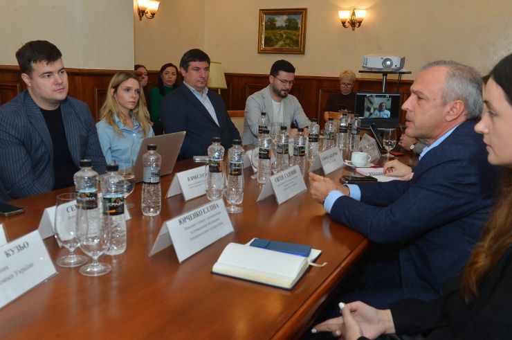 Відбулося засідання підкомітету взаємодії держави і бізнесу та інвестицій Комітету з питань економічного розвитку за участю представників профільного міністерства і бізнесу, на якому обговорювалися коло проблем, пов’язаних з підтримкою та нових можливостей для залучення інвестицій, ефективного функціонування Закону про «інвест-нянь» тощо.