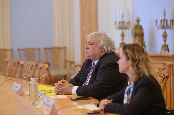 Зустріч Першого заступника Голови Верховної Ради України Олександра Корнієнка зі старшим менеджером Програми «Відкритий світ» Офісу міжнародного лідерства Конгресу США Льюїсом Маданіком. 
Роман Грищук, Ксенія Семенова
