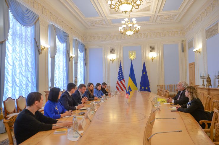 Зустріч Першого заступника Голови Верховної Ради України Олександра Корнієнка зі старшим менеджером Програми «Відкритий світ» Офісу міжнародного лідерства Конгресу США Льюїсом Маданіком. 
Роман Грищук, Ксенія Семенова
