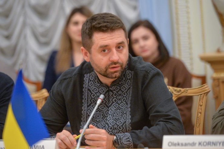 Перший заступник Голови Верховної Ради України Олександр Корнієнко та Заступниця Голови Верховної Ради України Олена Кондратюк, а також керівники фракцій і комітетів провели зустріч із Головою Ради Директорів Фундацій відкритого суспільства/Open Society Foundations Олександром Соросом і представниками Міжнародного фонду «Відродження», де спільно обговорили широкий спектр питань що стосуються України, зокрема покращення ситуації та сприяння розвитку нашої держави.
Арахамія, Власенко, Михайлюк, Герасимов, Мамка, Мережко, Клименко Ю., Радіна, Юрчишин Я., Скороход, Єфімов, Чернєв
