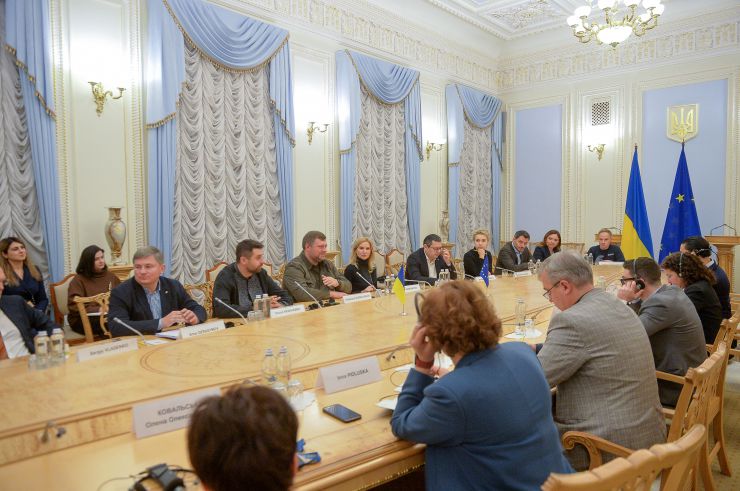 Перший заступник Голови Верховної Ради України Олександр Корнієнко та Заступниця Голови Верховної Ради України Олена Кондратюк, а також керівники фракцій і комітетів провели зустріч із Головою Ради Директорів Фундацій відкритого суспільства/Open Society Foundations Олександром Соросом і представниками Міжнародного фонду «Відродження», де спільно обговорили широкий спектр питань що стосуються України, зокрема покращення ситуації та сприяння розвитку нашої держави.
Арахамія, Власенко, Михайлюк, Герасимов, Мамка, Мережко, Клименко Ю., Радіна, Юрчишин Я., Скороход, Єфімов, Чернєв
