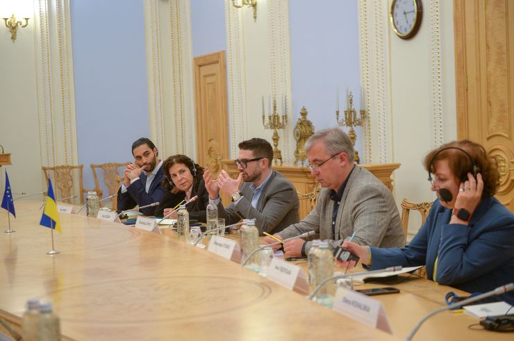 Перший заступник Голови Верховної Ради України Олександр Корнієнко та Заступниця Голови Верховної Ради України Олена Кондратюк, а також керівники фракцій і комітетів провели зустріч із Головою Ради Директорів Фундацій відкритого суспільства/Open Society Foundations Олександром Соросом і представниками Міжнародного фонду «Відродження», де спільно обговорили широкий спектр питань що стосуються України, зокрема покращення ситуації та сприяння розвитку нашої держави.
Арахамія, Власенко, Михайлюк, Герасимов, Мамка, Мережко, Клименко Ю., Радіна, Юрчишин Я., Скороход, Єфімов, Чернєв
