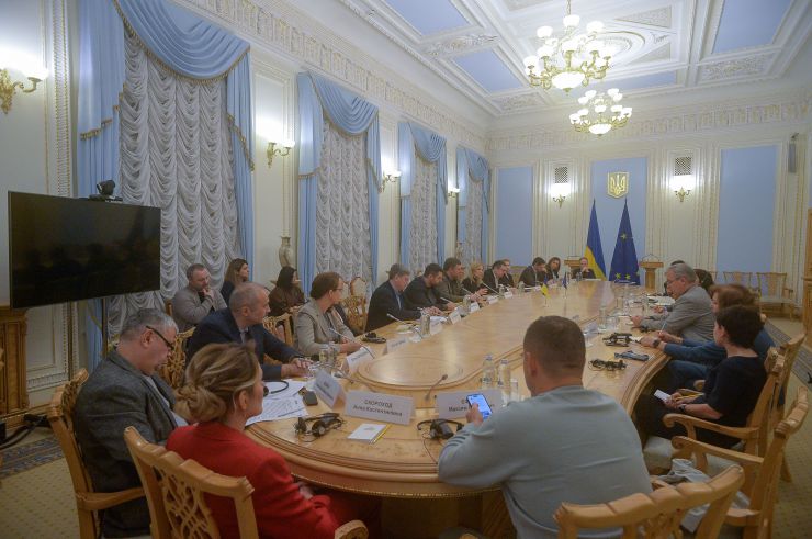 Перший заступник Голови Верховної Ради України Олександр Корнієнко та Заступниця Голови Верховної Ради України Олена Кондратюк, а також керівники фракцій і комітетів провели зустріч із Головою Ради Директорів Фундацій відкритого суспільства/Open Society Foundations Олександром Соросом і представниками Міжнародного фонду «Відродження», де спільно обговорили широкий спектр питань що стосуються України, зокрема покращення ситуації та сприяння розвитку нашої держави.
Арахамія, Власенко, Михайлюк, Герасимов, Мамка, Мережко, Клименко Ю., Радіна, Юрчишин Я., Скороход, Єфімов, Чернєв
