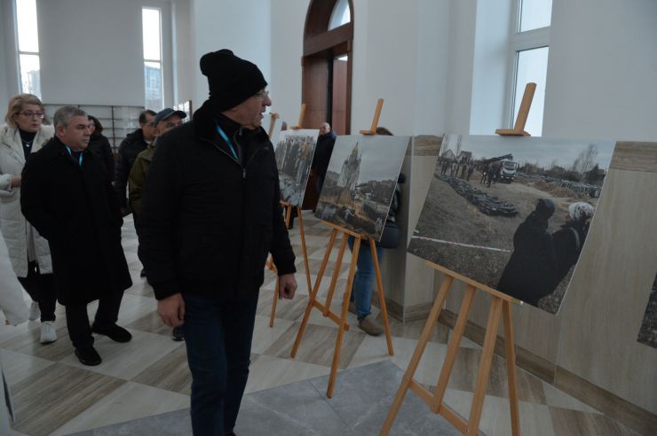 Делегація Парламентської асамблеї організації чорноморського співробітництва  відвідала Бучу та Ірпінь. Відвідування Церкви Святого Апостола Андрія Первозванного Всіх Святих та Меморіалу жертвам російського вторгнення в Бучі Київської області. Відвідування з оглядом руйнувань ЖК «Ірпінські Липки» (Ірпінь). Відвідування та огляд залишків зруйнованого Романівського мосту через річку Ірпінь  