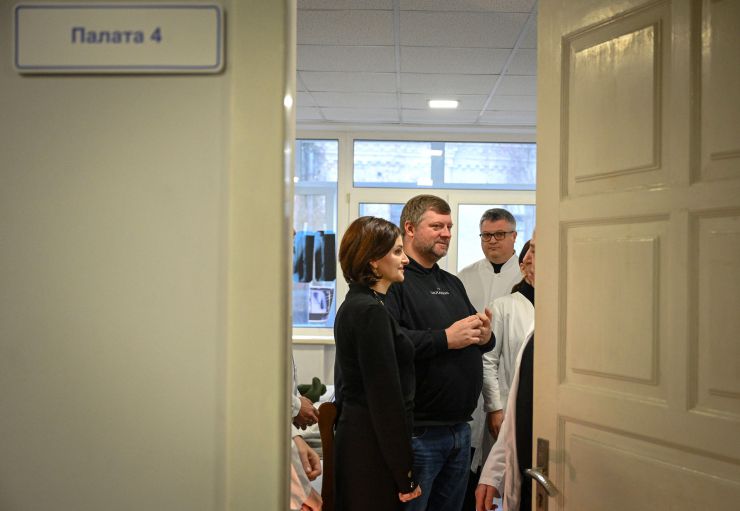 Перший заступник Голови Верховної Ради України Олександр Корнієнко під час нагородження грамотами за заслуги перед Українським народом головного лікаря та його заступника, а також старшу медичну сестру однієї з медичних установ. 