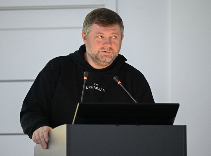 Перший заступник Голови Верховної Ради України Олександр Корнієнко під час нагородження грамотами за заслуги перед Українським народом головного лікаря та його заступника, а також старшу медичну сестру однієї з медичних установ. 
