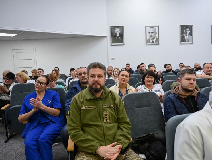 Перший заступник Голови Верховної Ради України Олександр Корнієнко під час нагородження грамотами за заслуги перед Українським народом головного лікаря та його заступника, а також старшу медичну сестру однієї з медичних установ. 