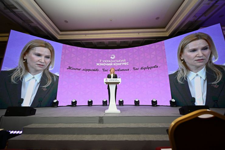 У Києві відбувся перший день 7 Українського Жіночого Конгресу «Жіноче лідерство. Час відновлення. Час відбудови» за участі першого заступника Голови Верховної Ради України Олександра Корнієнко
Відкриваючи Конгрес, його співзасновниця, віцеспікерка Олена Кондратюк зазначила, що УЖК формує візію: як побудувати справедливе суспільство з паритетною участю жінок і чоловіків у процесах і рішеннях.
Перша леді України Олена Зеленська у своєму виступі на Конгресі заявила про формування нової ролі української жінки, які і боронять країну в лавах ЗСУ, і тримають на своїх плечах економіку в тилу.
Співзасновниця УЖК народна депутатка Марія Іонова вважає, що щорічні Українські Жіночі Конгреси — це прекрасна нагода ділитися досвідом.
Співзасновниця Конгресу Світлана Войцеховська особливу увагу відводить освітній платформі.
