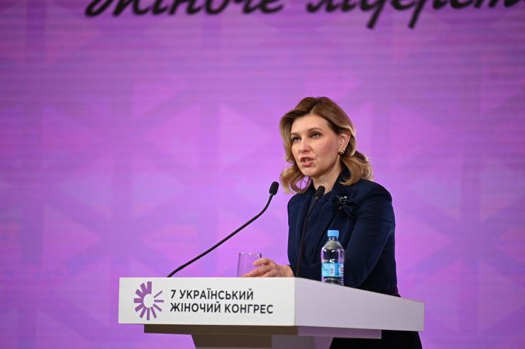 У Києві відбувся перший день 7 Українського Жіночого Конгресу «Жіноче лідерство. Час відновлення. Час відбудови» за участі першого заступника Голови Верховної Ради України Олександра Корнієнко
Відкриваючи Конгрес, його співзасновниця, віцеспікерка Олена Кондратюк зазначила, що УЖК формує візію: як побудувати справедливе суспільство з паритетною участю жінок і чоловіків у процесах і рішеннях.
Перша леді України Олена Зеленська у своєму виступі на Конгресі заявила про формування нової ролі української жінки, які і боронять країну в лавах ЗСУ, і тримають на своїх плечах економіку в тилу.
Співзасновниця УЖК народна депутатка Марія Іонова вважає, що щорічні Українські Жіночі Конгреси — це прекрасна нагода ділитися досвідом.
Співзасновниця Конгресу Світлана Войцеховська особливу увагу відводить освітній платформі.
