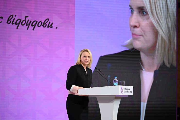 У Києві відбувся перший день 7 Українського Жіночого Конгресу «Жіноче лідерство. Час відновлення. Час відбудови» за участі першого заступника Голови Верховної Ради України Олександра Корнієнко
Відкриваючи Конгрес, його співзасновниця, віцеспікерка Олена Кондратюк зазначила, що УЖК формує візію: як побудувати справедливе суспільство з паритетною участю жінок і чоловіків у процесах і рішеннях.
Перша леді України Олена Зеленська у своєму виступі на Конгресі заявила про формування нової ролі української жінки, які і боронять країну в лавах ЗСУ, і тримають на своїх плечах економіку в тилу.
Співзасновниця УЖК народна депутатка Марія Іонова вважає, що щорічні Українські Жіночі Конгреси — це прекрасна нагода ділитися досвідом.
Співзасновниця Конгресу Світлана Войцеховська особливу увагу відводить освітній платформі.

