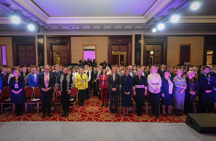 У Києві відбувся перший день 7 Українського Жіночого Конгресу «Жіноче лідерство. Час відновлення. Час відбудови» за участі першого заступника Голови Верховної Ради України Олександра Корнієнко
Відкриваючи Конгрес, його співзасновниця, віцеспікерка Олена Кондратюк зазначила, що УЖК формує візію: як побудувати справедливе суспільство з паритетною участю жінок і чоловіків у процесах і рішеннях.
Перша леді України Олена Зеленська у своєму виступі на Конгресі заявила про формування нової ролі української жінки, які і боронять країну в лавах ЗСУ, і тримають на своїх плечах економіку в тилу.
Співзасновниця УЖК народна депутатка Марія Іонова вважає, що щорічні Українські Жіночі Конгреси — це прекрасна нагода ділитися досвідом.
Співзасновниця Конгресу Світлана Войцеховська особливу увагу відводить освітній платформі.
