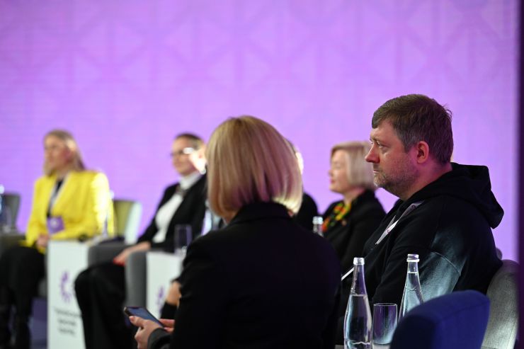У Києві відбувся перший день 7 Українського Жіночого Конгресу «Жіноче лідерство. Час відновлення. Час відбудови» за участі першого заступника Голови Верховної Ради України Олександра Корнієнко
Відкриваючи Конгрес, його співзасновниця, віцеспікерка Олена Кондратюк зазначила, що УЖК формує візію: як побудувати справедливе суспільство з паритетною участю жінок і чоловіків у процесах і рішеннях.
Перша леді України Олена Зеленська у своєму виступі на Конгресі заявила про формування нової ролі української жінки, які і боронять країну в лавах ЗСУ, і тримають на своїх плечах економіку в тилу.
Співзасновниця УЖК народна депутатка Марія Іонова вважає, що щорічні Українські Жіночі Конгреси — це прекрасна нагода ділитися досвідом.
Співзасновниця Конгресу Світлана Войцеховська особливу увагу відводить освітній платформі.
