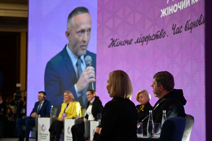У Києві відбувся перший день 7 Українського Жіночого Конгресу «Жіноче лідерство. Час відновлення. Час відбудови» за участі першого заступника Голови Верховної Ради України Олександра Корнієнко
Відкриваючи Конгрес, його співзасновниця, віцеспікерка Олена Кондратюк зазначила, що УЖК формує візію: як побудувати справедливе суспільство з паритетною участю жінок і чоловіків у процесах і рішеннях.
Перша леді України Олена Зеленська у своєму виступі на Конгресі заявила про формування нової ролі української жінки, які і боронять країну в лавах ЗСУ, і тримають на своїх плечах економіку в тилу.
Співзасновниця УЖК народна депутатка Марія Іонова вважає, що щорічні Українські Жіночі Конгреси — це прекрасна нагода ділитися досвідом.
Співзасновниця Конгресу Світлана Войцеховська особливу увагу відводить освітній платформі.
