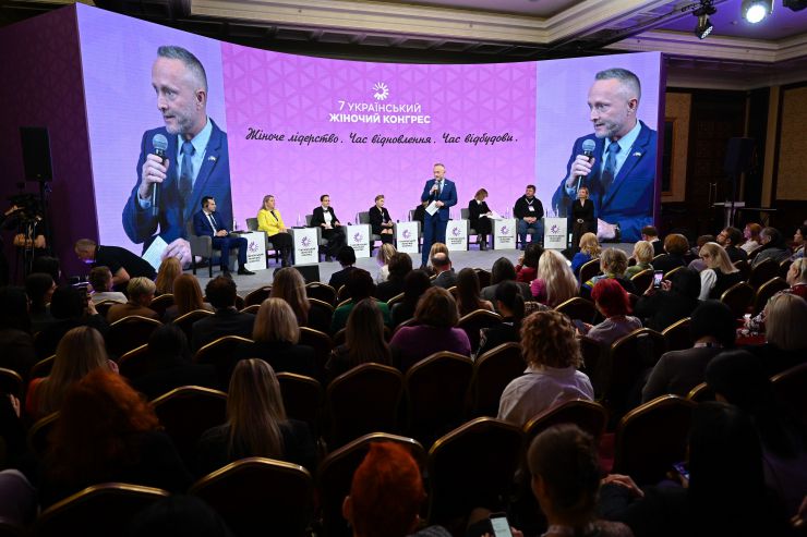 У Києві відбувся перший день 7 Українського Жіночого Конгресу «Жіноче лідерство. Час відновлення. Час відбудови» за участі першого заступника Голови Верховної Ради України Олександра Корнієнко
Відкриваючи Конгрес, його співзасновниця, віцеспікерка Олена Кондратюк зазначила, що УЖК формує візію: як побудувати справедливе суспільство з паритетною участю жінок і чоловіків у процесах і рішеннях.
Перша леді України Олена Зеленська у своєму виступі на Конгресі заявила про формування нової ролі української жінки, які і боронять країну в лавах ЗСУ, і тримають на своїх плечах економіку в тилу.
Співзасновниця УЖК народна депутатка Марія Іонова вважає, що щорічні Українські Жіночі Конгреси — це прекрасна нагода ділитися досвідом.
Співзасновниця Конгресу Світлана Войцеховська особливу увагу відводить освітній платформі.
