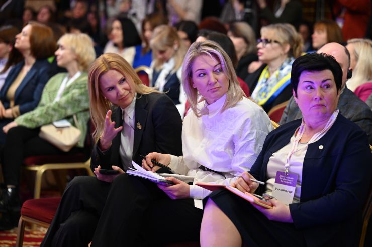 У Києві відбувся перший день 7 Українського Жіночого Конгресу «Жіноче лідерство. Час відновлення. Час відбудови» за участі першого заступника Голови Верховної Ради України Олександра Корнієнко
Відкриваючи Конгрес, його співзасновниця, віцеспікерка Олена Кондратюк зазначила, що УЖК формує візію: як побудувати справедливе суспільство з паритетною участю жінок і чоловіків у процесах і рішеннях.
Перша леді України Олена Зеленська у своєму виступі на Конгресі заявила про формування нової ролі української жінки, які і боронять країну в лавах ЗСУ, і тримають на своїх плечах економіку в тилу.
Співзасновниця УЖК народна депутатка Марія Іонова вважає, що щорічні Українські Жіночі Конгреси — це прекрасна нагода ділитися досвідом.
Співзасновниця Конгресу Світлана Войцеховська особливу увагу відводить освітній платформі.
