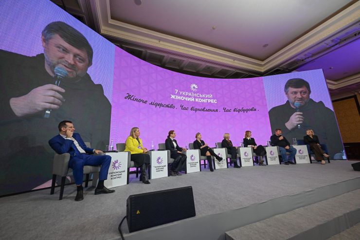 У Києві відбувся перший день 7 Українського Жіночого Конгресу «Жіноче лідерство. Час відновлення. Час відбудови» за участі першого заступника Голови Верховної Ради України Олександра Корнієнко
Відкриваючи Конгрес, його співзасновниця, віцеспікерка Олена Кондратюк зазначила, що УЖК формує візію: як побудувати справедливе суспільство з паритетною участю жінок і чоловіків у процесах і рішеннях.
Перша леді України Олена Зеленська у своєму виступі на Конгресі заявила про формування нової ролі української жінки, які і боронять країну в лавах ЗСУ, і тримають на своїх плечах економіку в тилу.
Співзасновниця УЖК народна депутатка Марія Іонова вважає, що щорічні Українські Жіночі Конгреси — це прекрасна нагода ділитися досвідом.
Співзасновниця Конгресу Світлана Войцеховська особливу увагу відводить освітній платформі.
