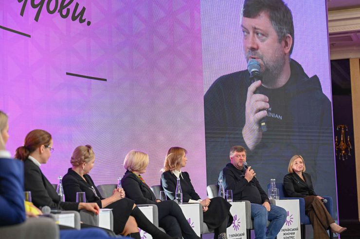 У Києві відбувся перший день 7 Українського Жіночого Конгресу «Жіноче лідерство. Час відновлення. Час відбудови» за участі першого заступника Голови Верховної Ради України Олександра Корнієнко
Відкриваючи Конгрес, його співзасновниця, віцеспікерка Олена Кондратюк зазначила, що УЖК формує візію: як побудувати справедливе суспільство з паритетною участю жінок і чоловіків у процесах і рішеннях.
Перша леді України Олена Зеленська у своєму виступі на Конгресі заявила про формування нової ролі української жінки, які і боронять країну в лавах ЗСУ, і тримають на своїх плечах економіку в тилу.
Співзасновниця УЖК народна депутатка Марія Іонова вважає, що щорічні Українські Жіночі Конгреси — це прекрасна нагода ділитися досвідом.
Співзасновниця Конгресу Світлана Войцеховська особливу увагу відводить освітній платформі.

