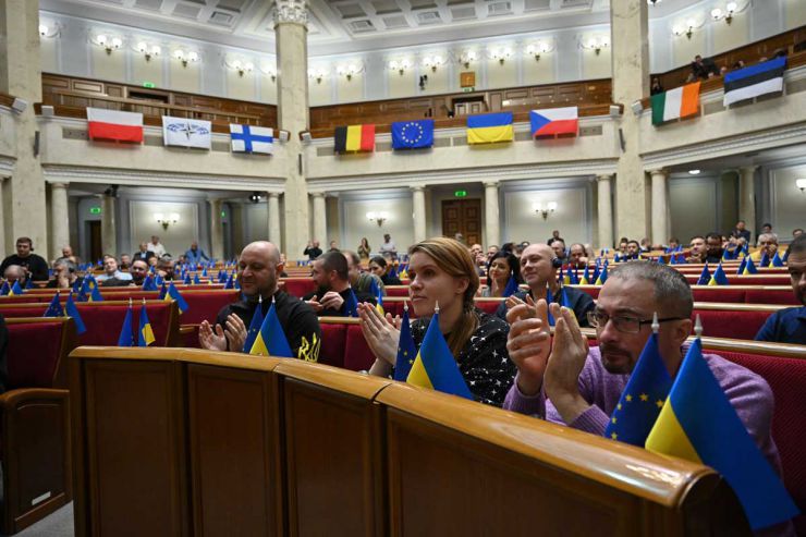 90-ті роковини Голодомору 1932–1933 років в Україні. Пленарне засідання Верховної Ради 25 листопада. Серед почесних гостей: Голова Сенату Бельгії, Голови Сенату й Палати депутатів Чехії, Спікер Парламенту Фінляндії, Спікер Сенату Республіки Ірландія, Президент ПА НАТО, Голова Комісії Парламенту Естонії, Голова Комітету Сейму Польщі, Надзвичайний й Повноважний Посол Ісландії в Україні.