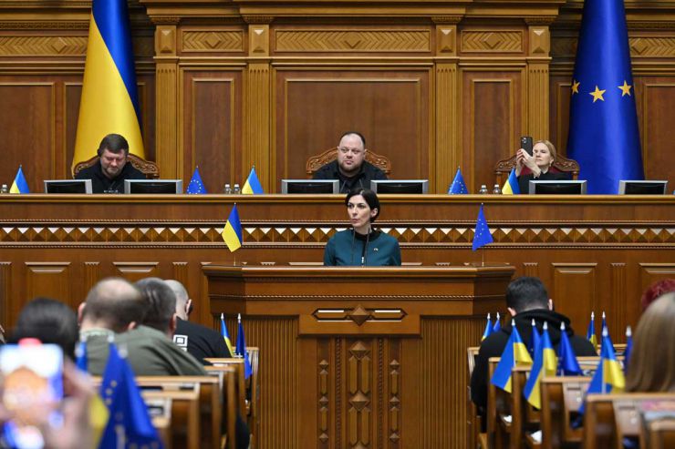 90-ті роковини Голодомору 1932–1933 років в Україні. Пленарне засідання Верховної Ради 25 листопада. Серед почесних гостей: Голова Сенату Бельгії, Голови Сенату й Палати депутатів Чехії, Спікер Парламенту Фінляндії, Спікер Сенату Республіки Ірландія, Президент ПА НАТО, Голова Комісії Парламенту Естонії, Голова Комітету Сейму Польщі, Надзвичайний й Повноважний Посол Ісландії в Україні.