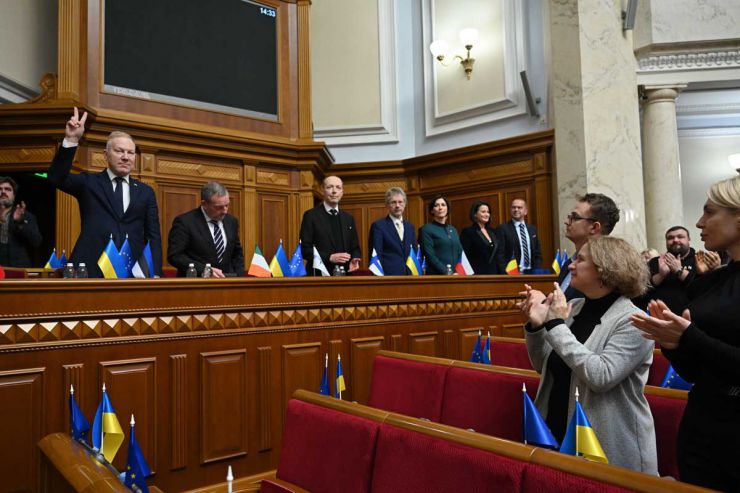 90-ті роковини Голодомору 1932–1933 років в Україні. Пленарне засідання Верховної Ради 25 листопада. Серед почесних гостей: Голова Сенату Бельгії, Голови Сенату й Палати депутатів Чехії, Спікер Парламенту Фінляндії, Спікер Сенату Республіки Ірландія, Президент ПА НАТО, Голова Комісії Парламенту Естонії, Голова Комітету Сейму Польщі, Надзвичайний й Повноважний Посол Ісландії в Україні.