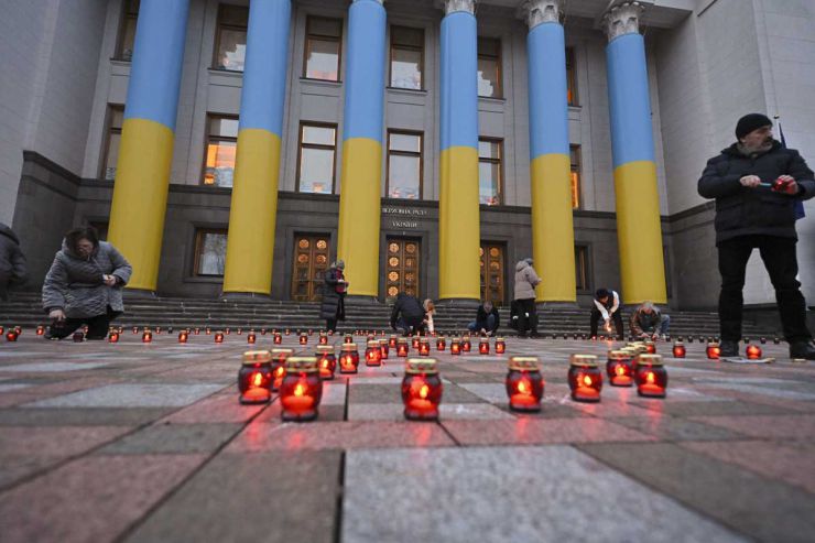 90-ті роковини Голодомору 1932–1933 років в Україні. Пленарне засідання Верховної Ради 25 листопада. Серед почесних гостей: Голова Сенату Бельгії, Голови Сенату й Палати депутатів Чехії, Спікер Парламенту Фінляндії, Спікер Сенату Республіки Ірландія, Президент ПА НАТО, Голова Комісії Парламенту Естонії, Голова Комітету Сейму Польщі, Надзвичайний й Повноважний Посол Ісландії в Україні.