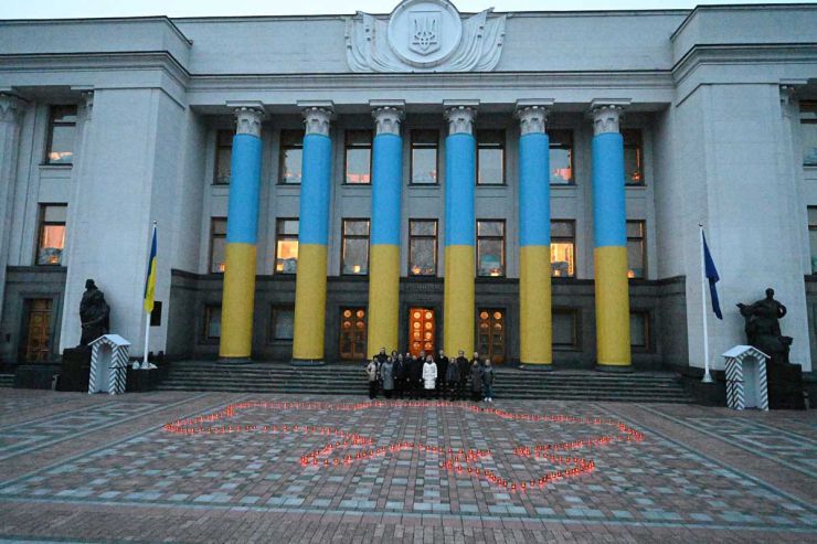90-ті роковини Голодомору 1932–1933 років в Україні. Пленарне засідання Верховної Ради 25 листопада. Серед почесних гостей: Голова Сенату Бельгії, Голови Сенату й Палати депутатів Чехії, Спікер Парламенту Фінляндії, Спікер Сенату Республіки Ірландія, Президент ПА НАТО, Голова Комісії Парламенту Естонії, Голова Комітету Сейму Польщі, Надзвичайний й Повноважний Посол Ісландії в Україні.