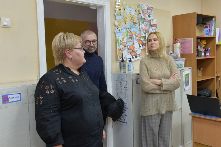 Заступниця Голови Верховної Ради України Олена Кондратюк разом із Освітнім Центром Парламенту відвідала спеціальну загальноосвітню школу № 18 м. Києва.

У закладі в офлайн-режимі навчаються понад сто дітей з різними порушеннями слуху та мовлення. Серед них — внутрішньо переміщені діти. Частина дітей також перебуває за кордоном і поступово повертається до навчального закладу.

Олена Кондратюк повідомила, що для дітей провели парламентський урок, привітали учнів зі святом Святого Миколая та привезли подарунки.
