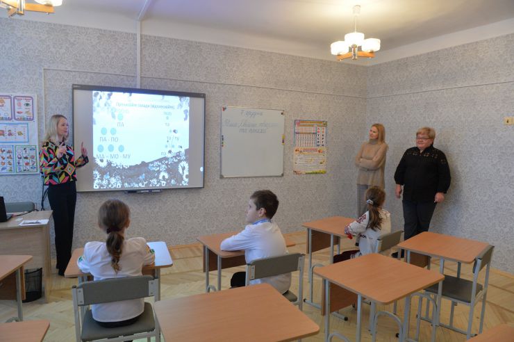 Заступниця Голови Верховної Ради України Олена Кондратюк разом із Освітнім Центром Парламенту відвідала спеціальну загальноосвітню школу № 18 м. Києва.

У закладі в офлайн-режимі навчаються понад сто дітей з різними порушеннями слуху та мовлення. Серед них — внутрішньо переміщені діти. Частина дітей також перебуває за кордоном і поступово повертається до навчального закладу.

Олена Кондратюк повідомила, що для дітей провели парламентський урок, привітали учнів зі святом Святого Миколая та привезли подарунки.