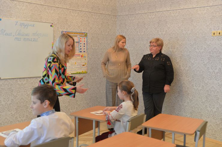 Заступниця Голови Верховної Ради України Олена Кондратюк разом із Освітнім Центром Парламенту відвідала спеціальну загальноосвітню школу № 18 м. Києва.

У закладі в офлайн-режимі навчаються понад сто дітей з різними порушеннями слуху та мовлення. Серед них — внутрішньо переміщені діти. Частина дітей також перебуває за кордоном і поступово повертається до навчального закладу.

Олена Кондратюк повідомила, що для дітей провели парламентський урок, привітали учнів зі святом Святого Миколая та привезли подарунки.