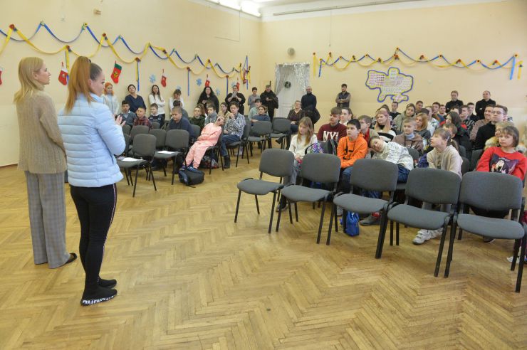 Заступниця Голови Верховної Ради України Олена Кондратюк разом із Освітнім Центром Парламенту відвідала спеціальну загальноосвітню школу № 18 м. Києва.

У закладі в офлайн-режимі навчаються понад сто дітей з різними порушеннями слуху та мовлення. Серед них — внутрішньо переміщені діти. Частина дітей також перебуває за кордоном і поступово повертається до навчального закладу.

Олена Кондратюк повідомила, що для дітей провели парламентський урок, привітали учнів зі святом Святого Миколая та привезли подарунки.